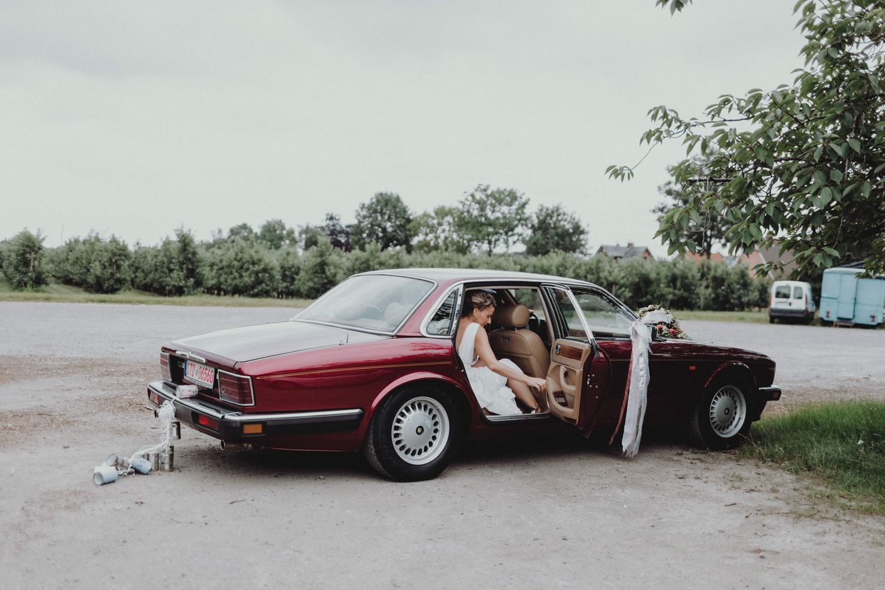 Abfahrt vom Standesamt im Oldtimer