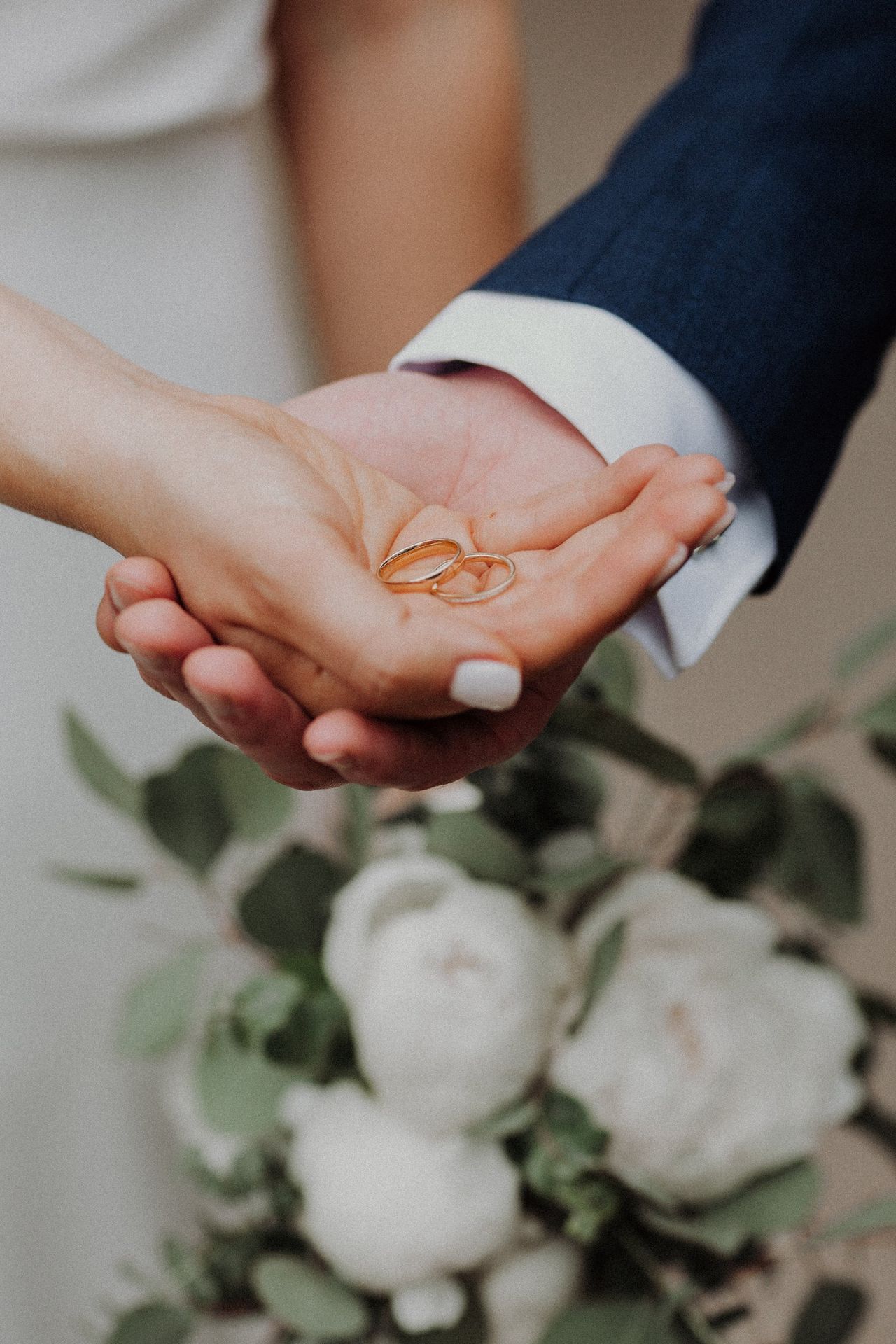Die Eheringe in der Hand der Braut