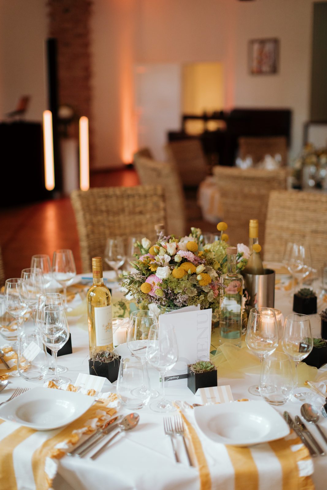 Gedeckte Festtafel mit Blumen