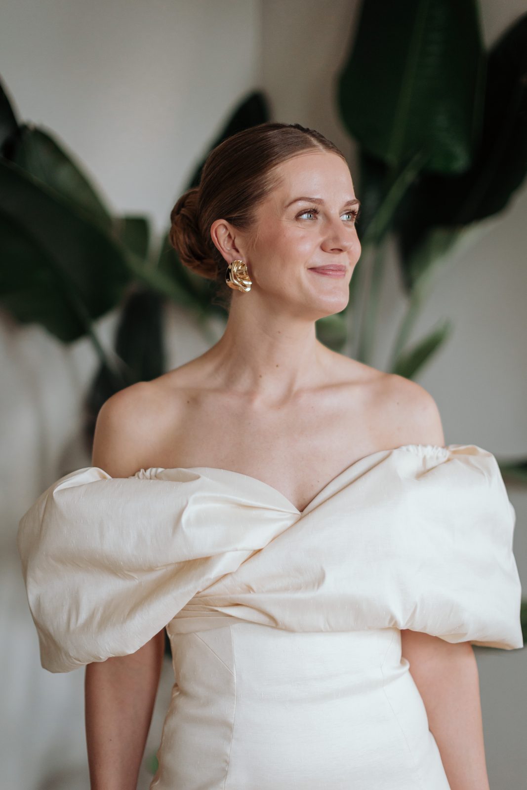 Jana im Brautkleid, ein ruhiger Moment vor dem Aufbruch