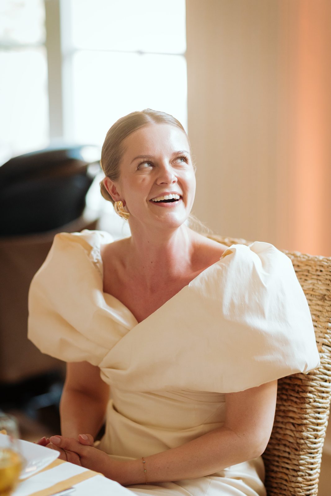 Jana lacht während der Feier