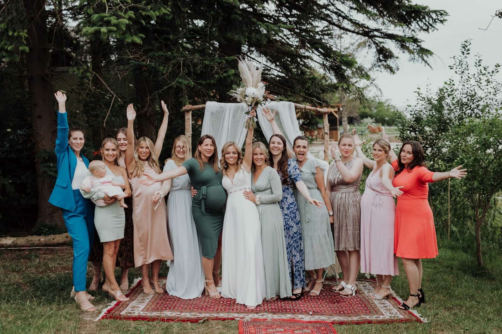Kira mit ihren Freundinnen, Gruppenbild Hochzeit Haus Anna Elbe
